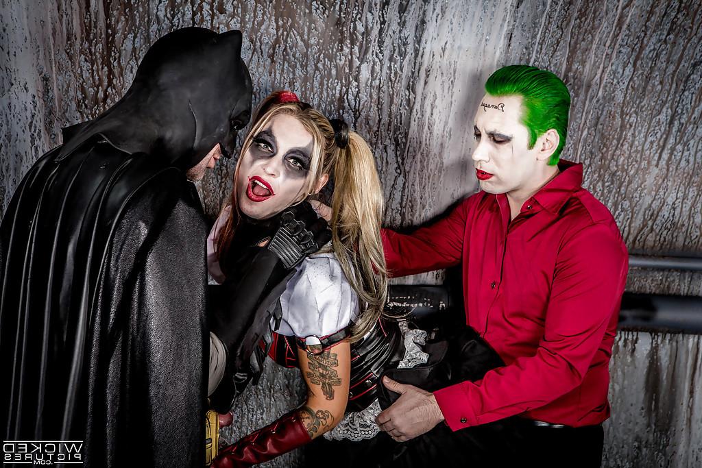 16P A estrela pornô Kleio Valentien chupando Batman e o Charada ao mesmo tempo