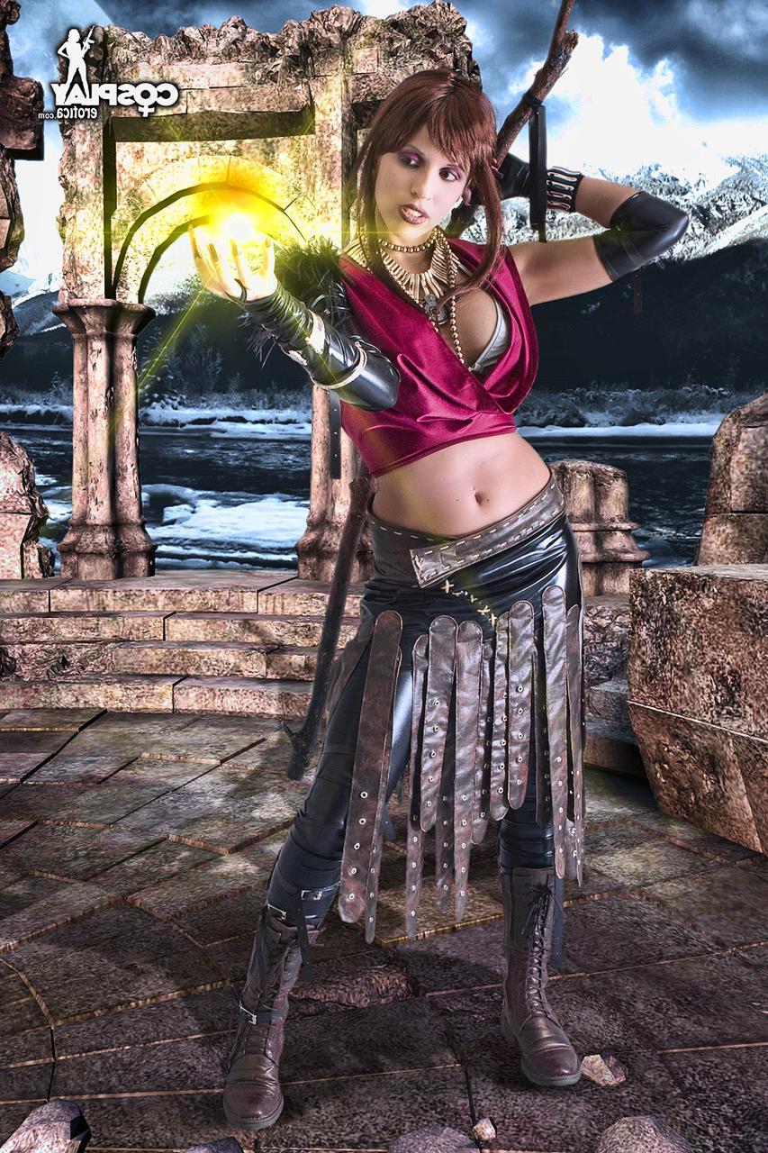 12P Linda menina expõe seus seios naturais e fenda apertada em roupas de cosplay