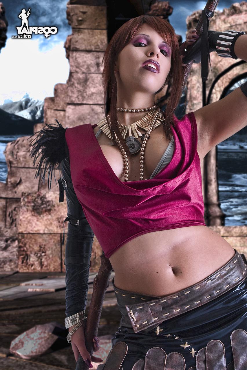 12P Linda menina expõe seus seios naturais e fenda apertada em roupas de cosplay