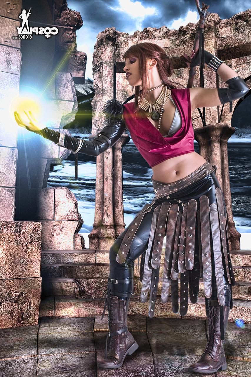 12P Linda menina expõe seus seios naturais e fenda apertada em roupas de cosplay