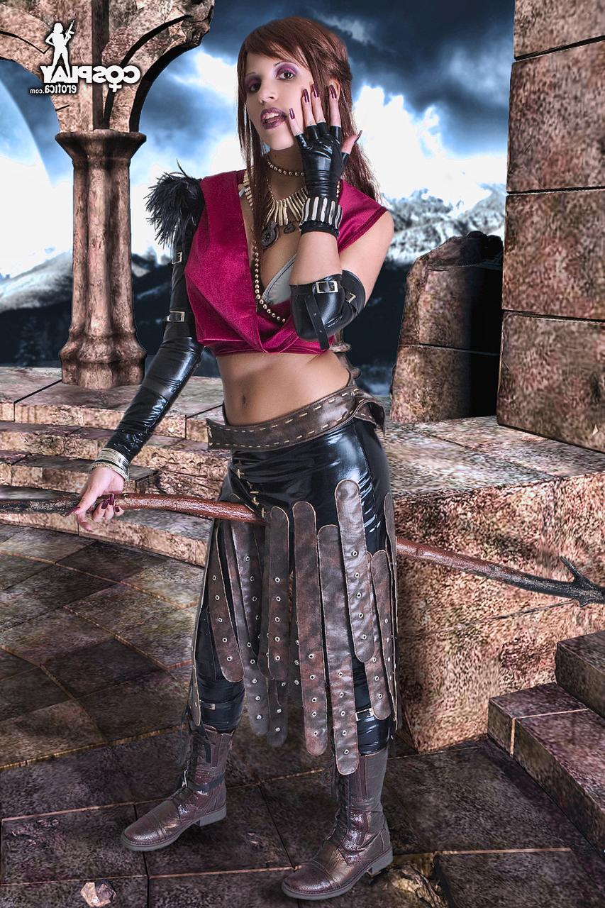 12P Linda menina expõe seus seios naturais e fenda apertada em roupas de cosplay