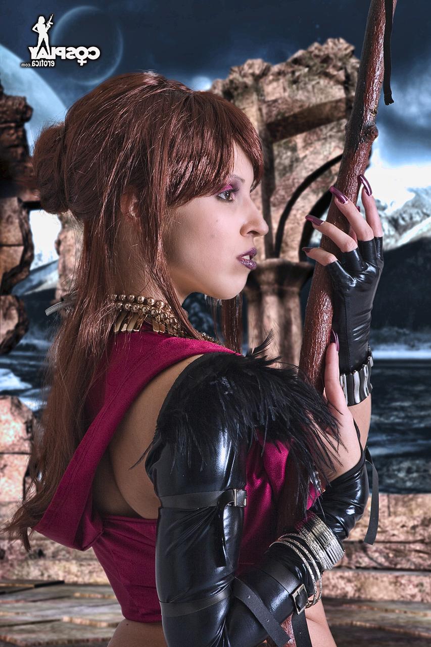 12P Linda menina expõe seus seios naturais e fenda apertada em roupas de cosplay