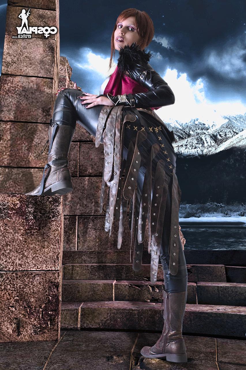 12P Linda menina expõe seus seios naturais e fenda apertada em roupas de cosplay