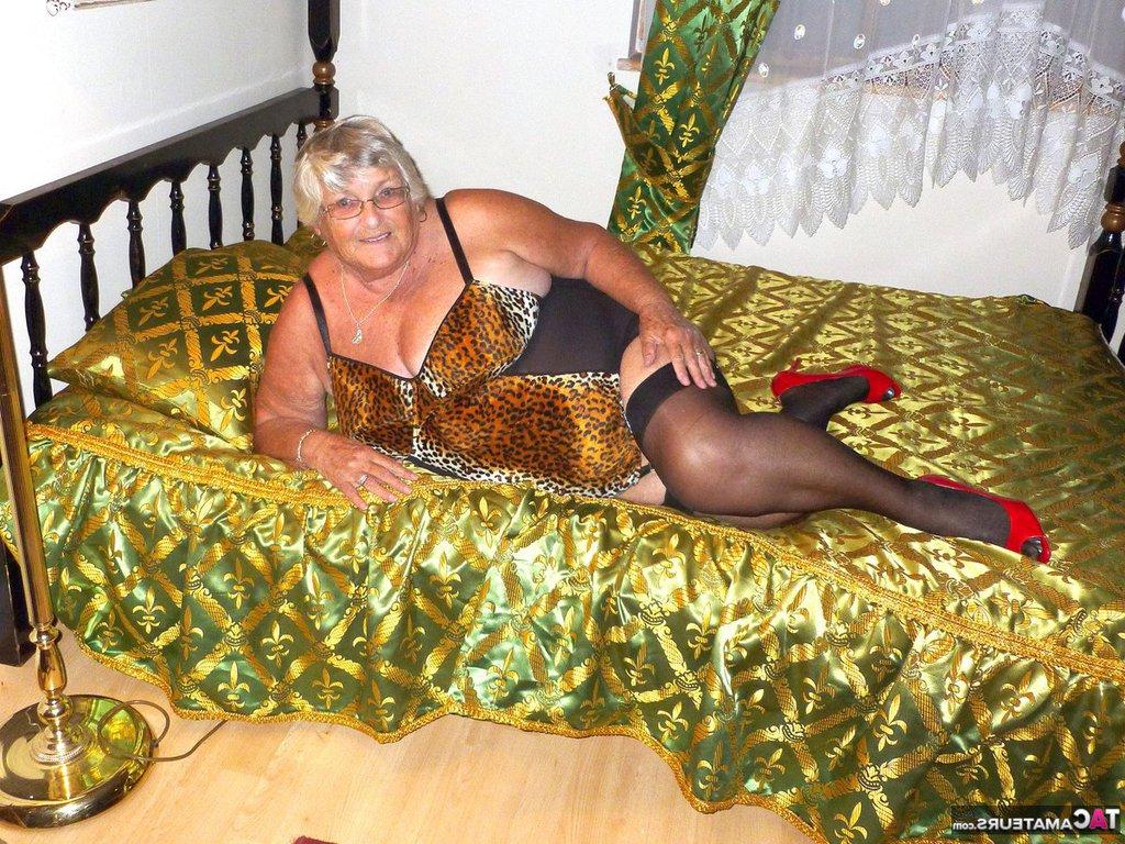 20P La vieja abuela amateur Libby se mete un gran consolador negro en el coño en una cama