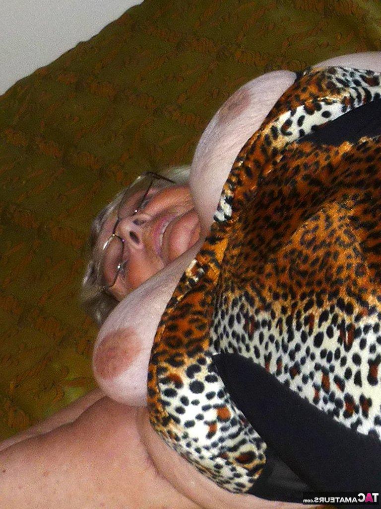20P La vieja abuela amateur Libby se mete un gran consolador negro en el coño en una cama