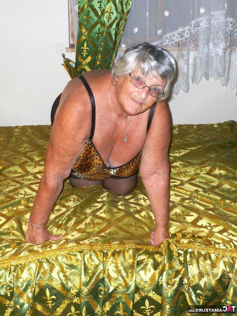 20P La vieja abuela amateur Libby se mete un gran consolador negro en el coño en una cama