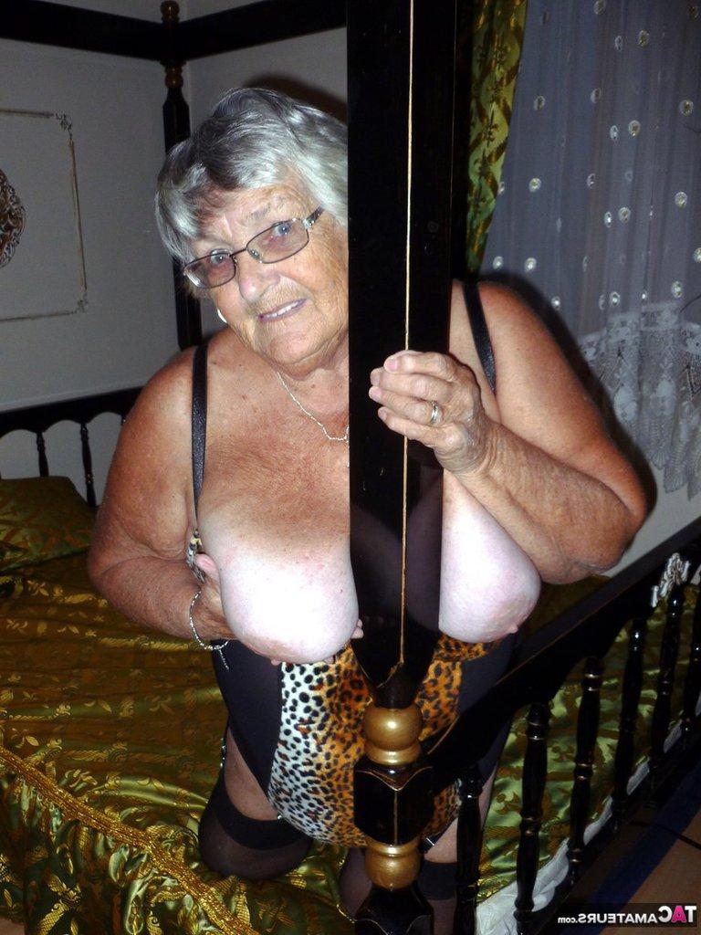 20P La vieja abuela amateur Libby se mete un gran consolador negro en el coño en una cama