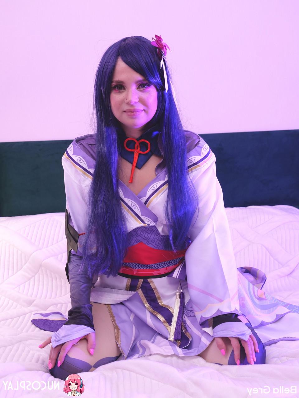 15P Das brünette Mädchen Bella Grey hat Geschlechtsverkehr in Cosplay-Kleidung