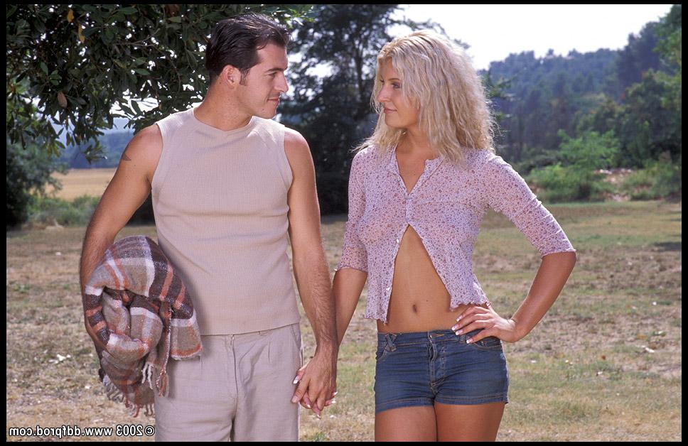 20P La belle tchèque Kristina Blond fait une pipe en plein air et prend un soin du visage.