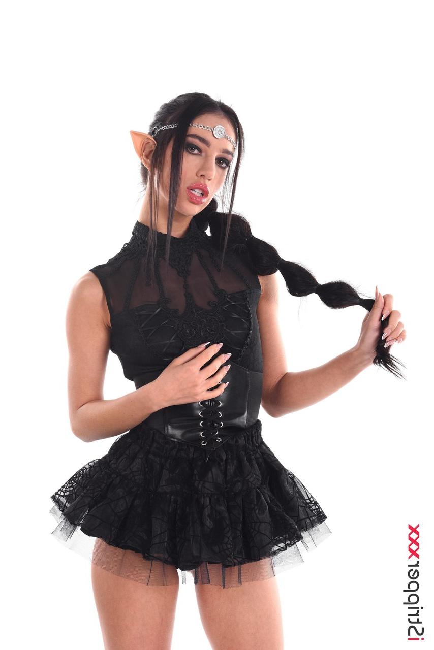 15P A cosplayer morena gostosa Kama Oxi se masturba com um vibrador preto