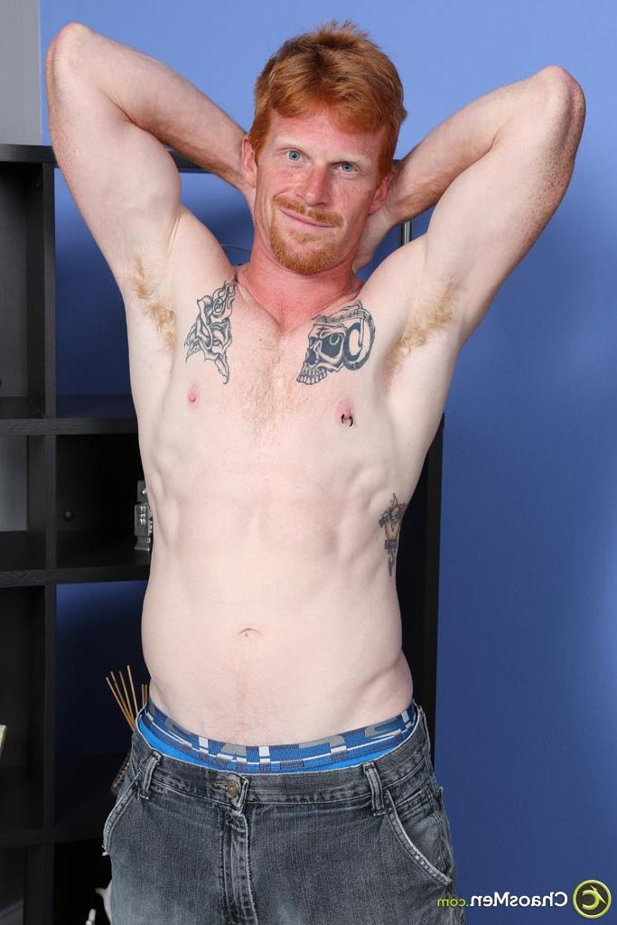 20P Aric, la rousse musclée, montre son corps nu athlétique, sa grosse bite et ses couilles.