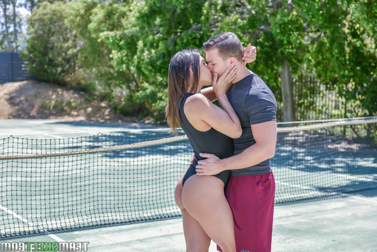 17P A tenista gostosa Abella Danger gosta de brincadeiras mais íntimas com gozada gostosa