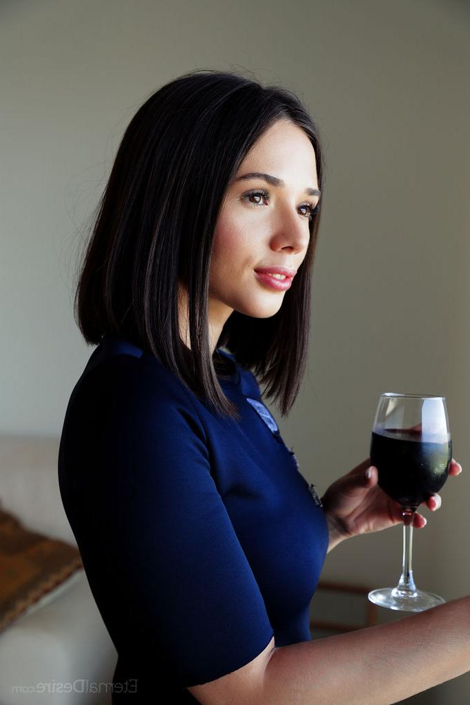 16P Die wunderschöne brünette Teenagerin Eve Sweet zieht sich bei einem Glas Wein völlig aus