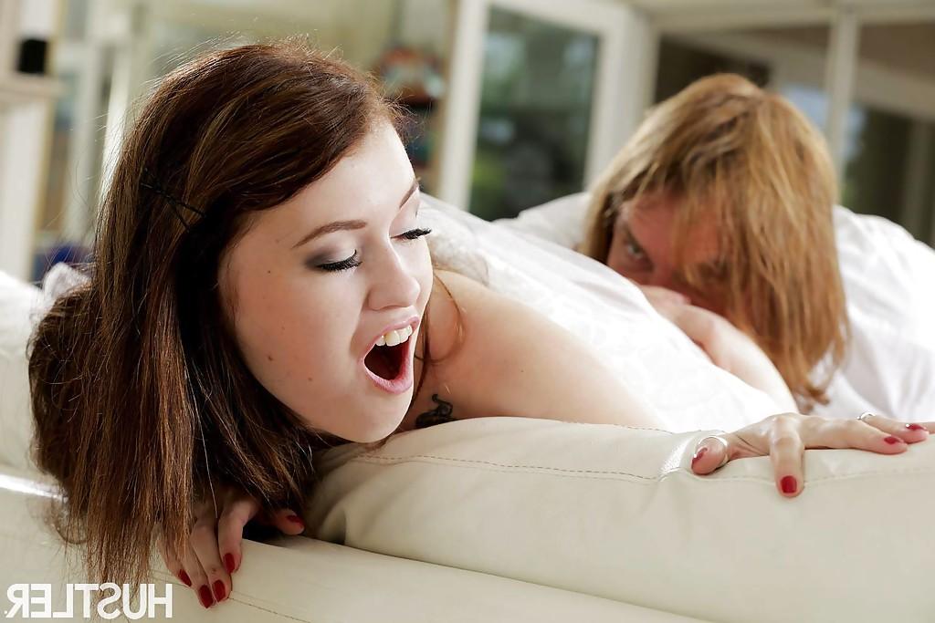 16P La mariée rousse Misha Cross suce profondément une bite lors de sa nuit de noces.