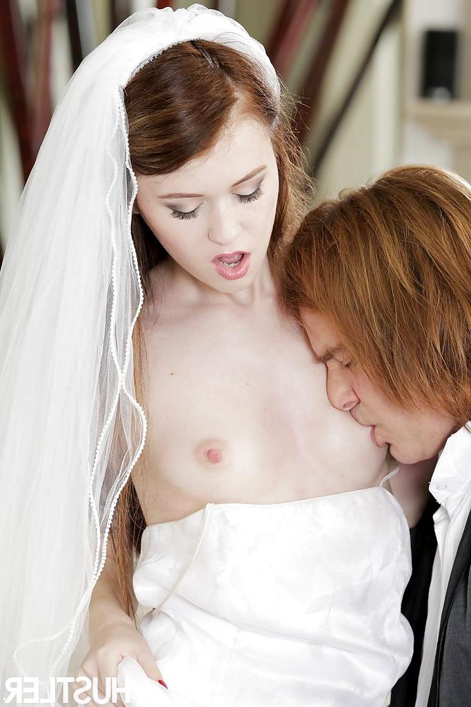 16P La mariée rousse Misha Cross suce profondément une bite lors de sa nuit de noces.