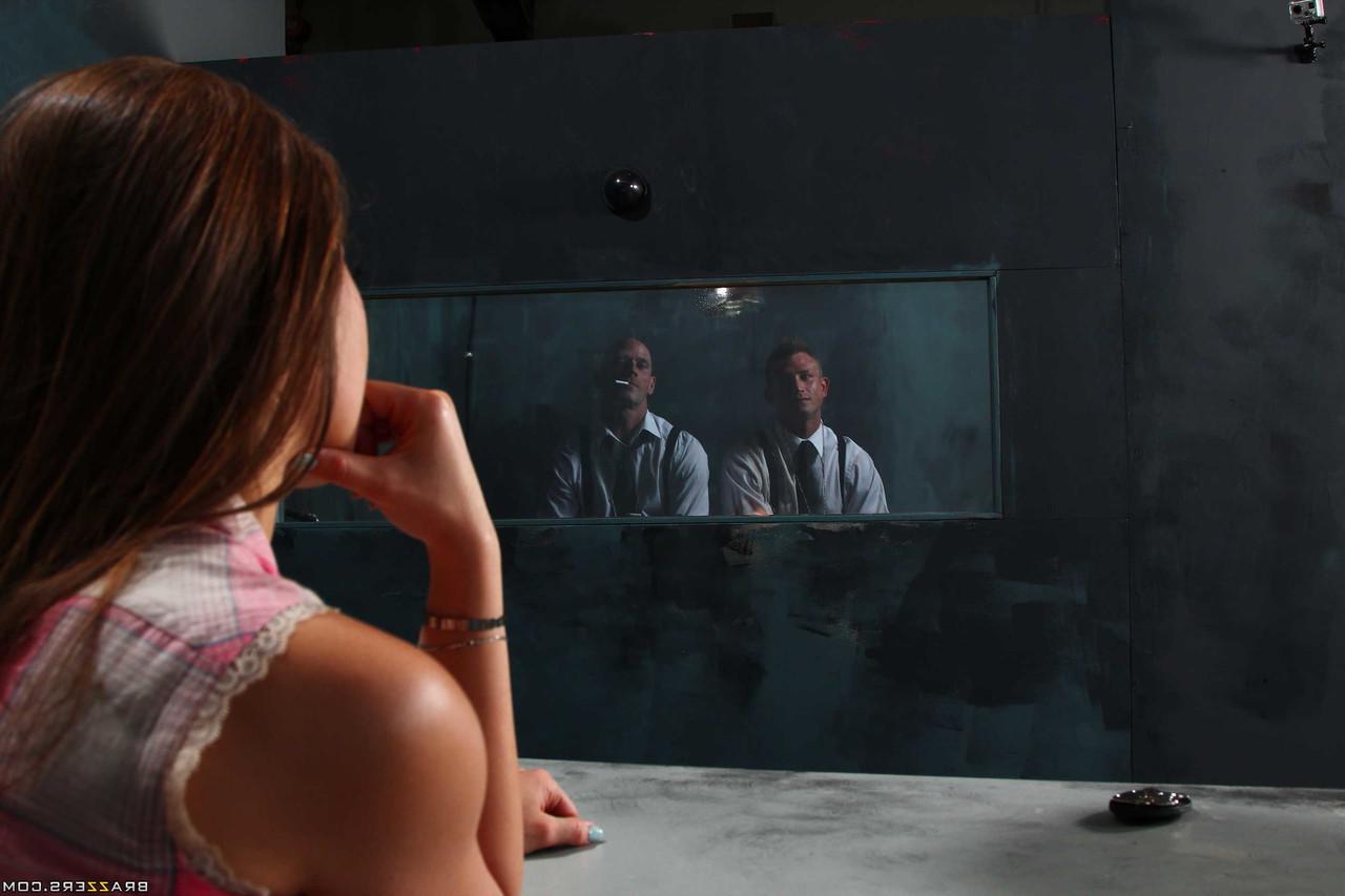 20P La chaude Dani Daniels se fait pilonner la chatte poilue dans la salle d'interrogatoire.