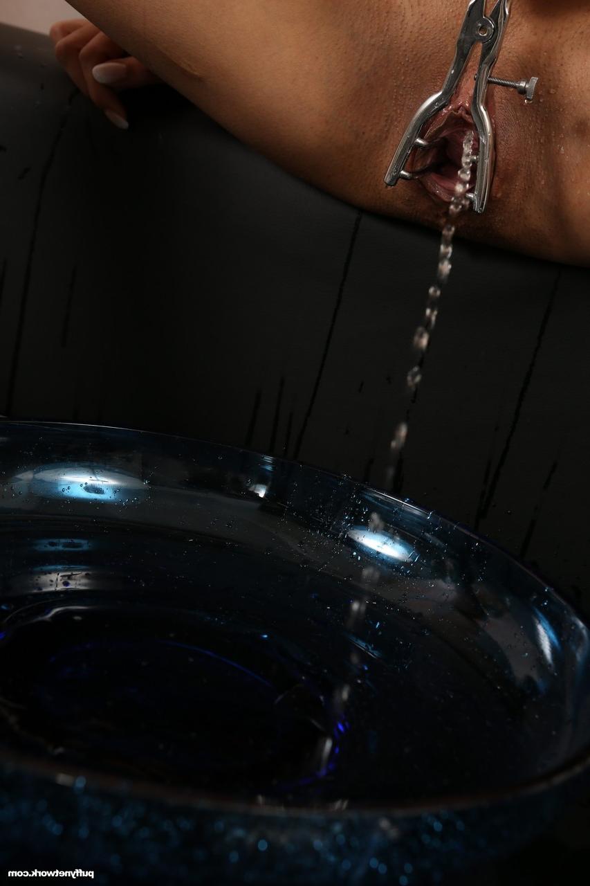16P Brazilian chick Francys Belle laps up her own urine while masturbating