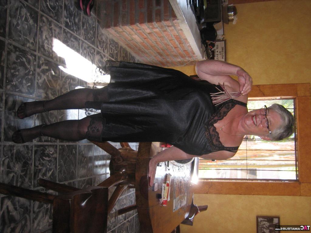 20P A velha Girdle Goddess mostra a bunda nua depois de remover a lingerie de cetim