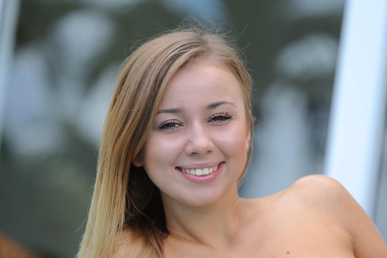 20P Linda Chase, jeune sexy, montre chaque centimètre de son beau corps nu au bord de la piscine.