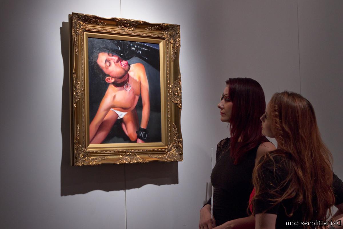 20P Femdom Bella Rossi mostra a sua amiga gostosa seus subs masculinos bonitões e seus paus grandes