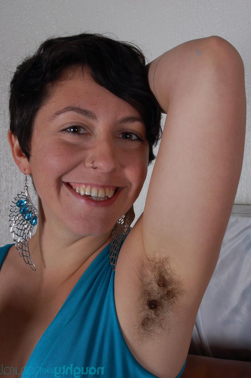 20P La madre amateur Nikki Silver muestra su coño tupido y sus axilas en solitario