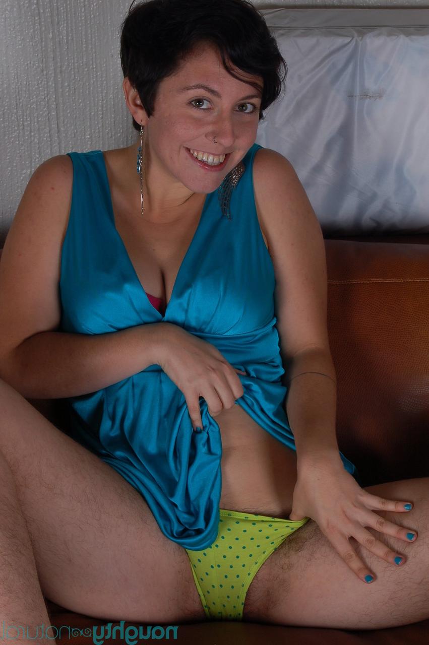 20P La madre amateur Nikki Silver muestra su coño tupido y sus axilas en solitario