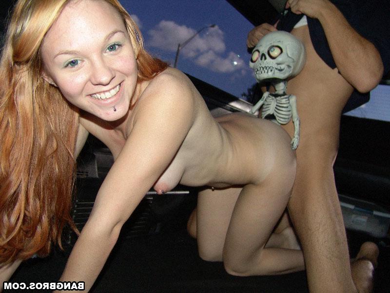 20P A adolescente ruiva Alex brinca com sua bunda grande e é abalroada por trás em uma van