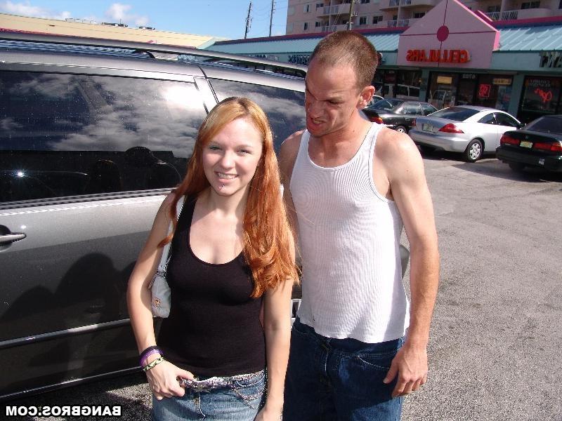 20P A adolescente ruiva Alex brinca com sua bunda grande e é abalroada por trás em uma van
