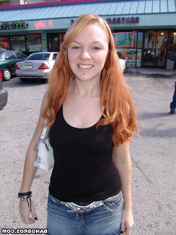20P A adolescente ruiva Alex brinca com sua bunda grande e é abalroada por trás em uma van