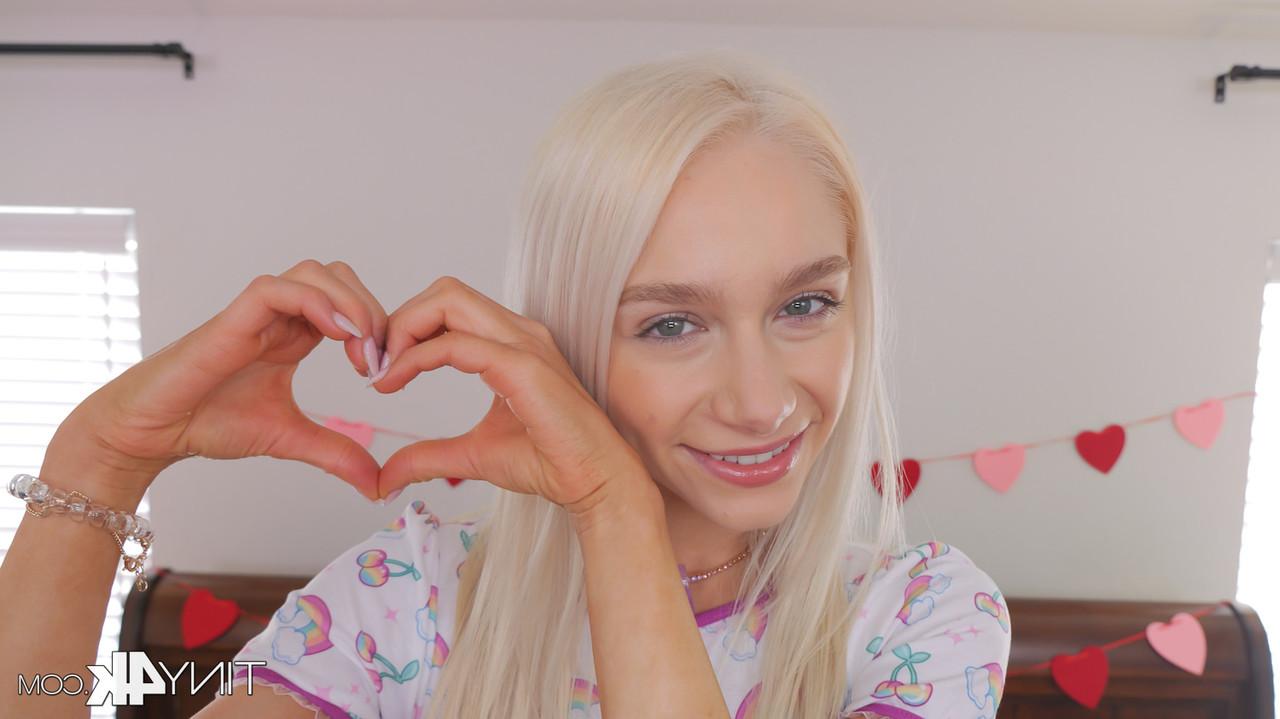 20P A pequena adolescente Scarlett Hampton brinca com sua buceta careca antes de montar um pau enorme