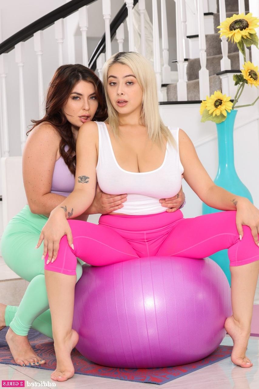 15P Les adolescentes lesbiennes Chloe Surreal et Keira Croft font l'amour sur un tapis d'exercice.