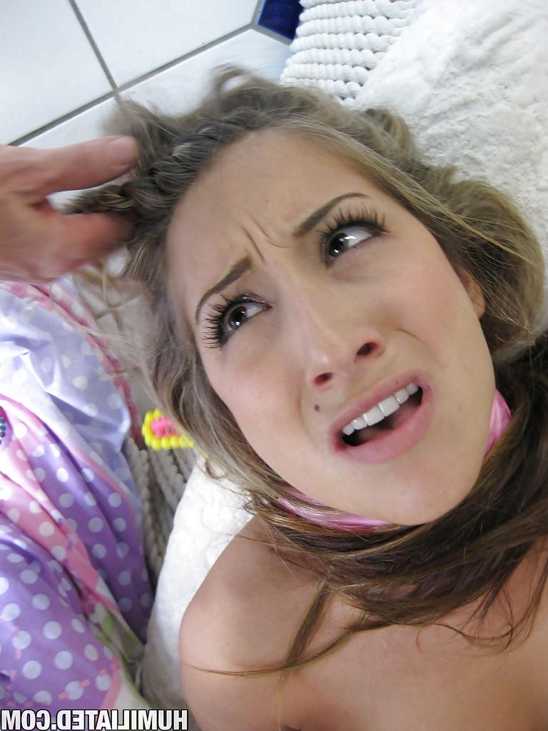 16P La blonde Natalia Rossi suce profondément une bite bien dure et reçoit une éjaculation faciale en désordre.