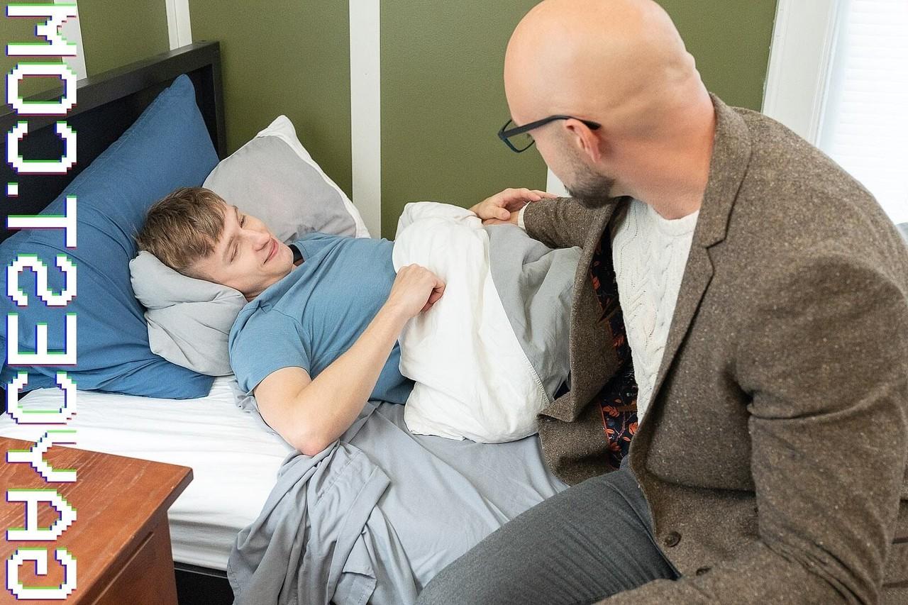 20P Le professeur Snow réveille le minet maigre et pervers Noah Snow avec sa trique raide