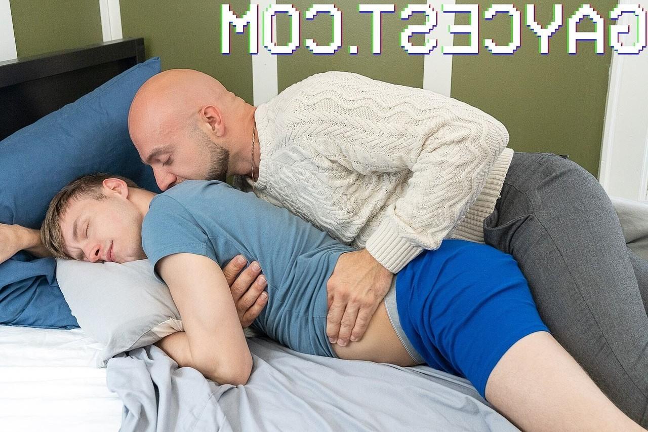 20P Le professeur Snow réveille le minet maigre et pervers Noah Snow avec sa trique raide