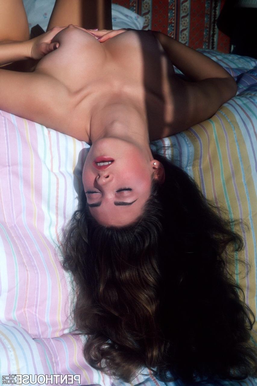 11P La belleza amateur lisa a revela sus grandes pechos y se frota el chocho peludo