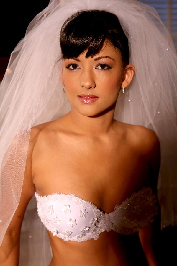 20P Beautiful American bride Carmen Hart unveils her pussy and natural tits