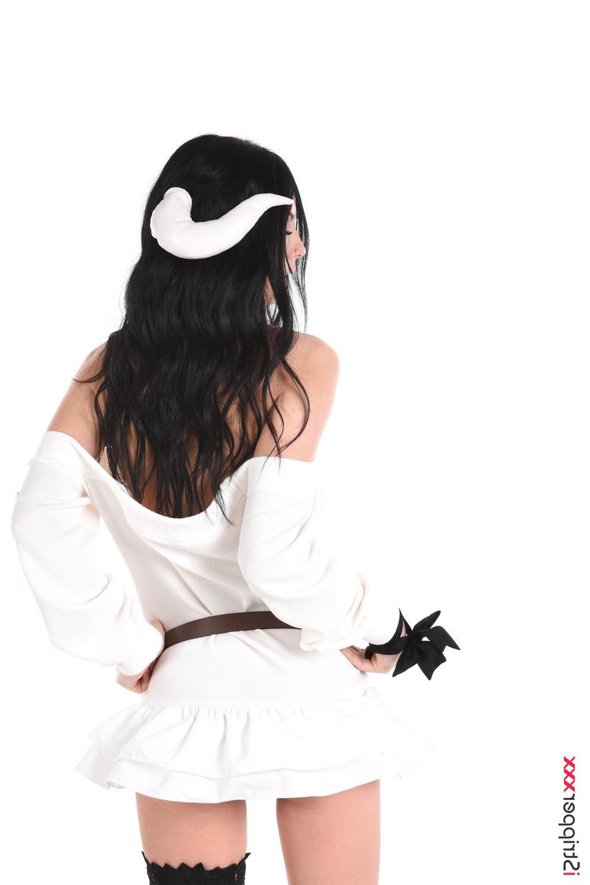 15P La belleza de pelo oscuro Simon Kay se masturba con un vibrador en ropa de cosplay