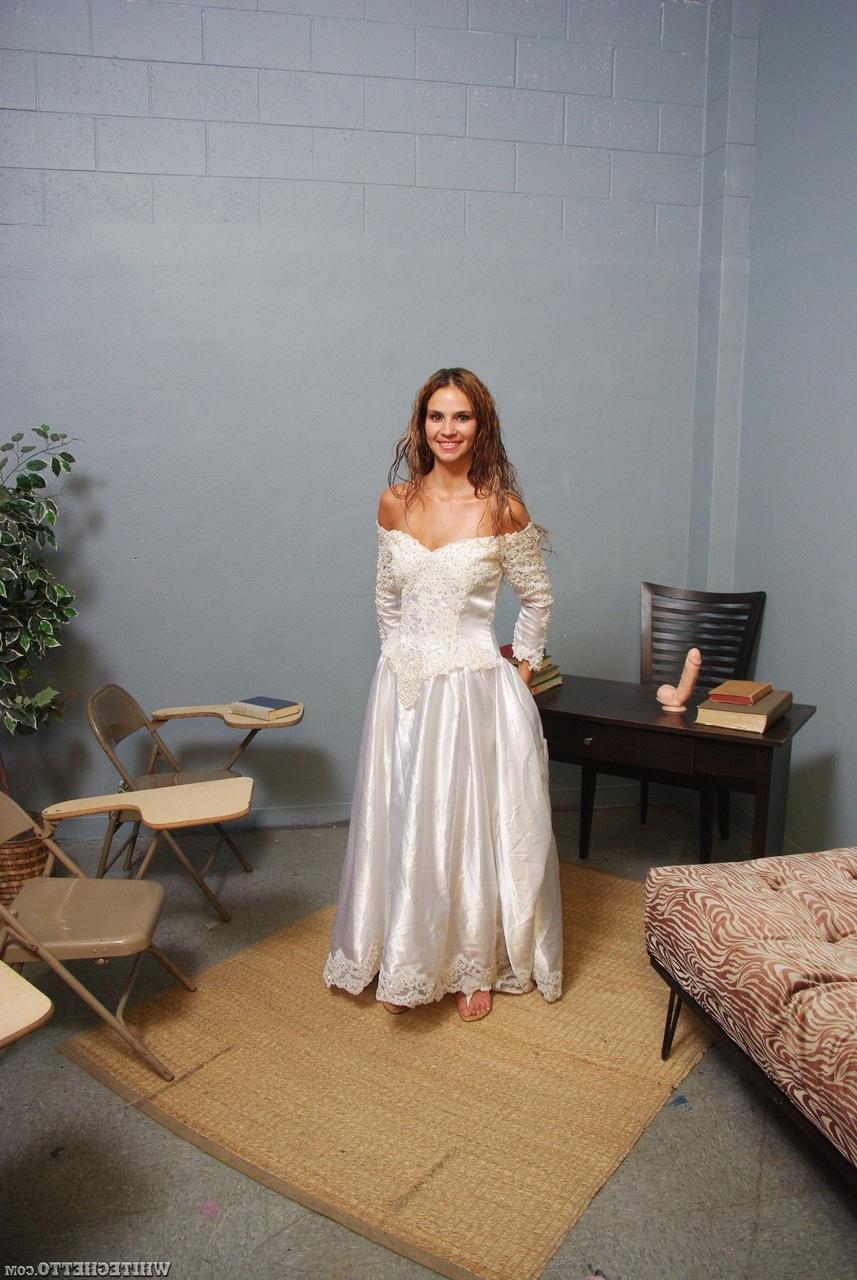 15P Sindy Rose, mariée vêtue, montre ses fesses en jupe haute dans une robe de mariée.