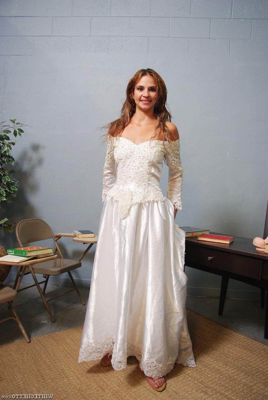 15P Sindy Rose, mariée vêtue, montre ses fesses en jupe haute dans une robe de mariée.