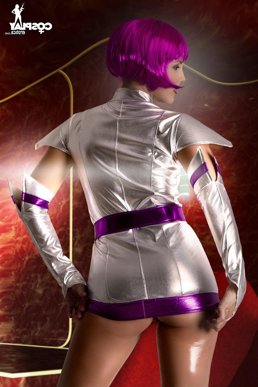 12P Garota solo libera seu corpo duro do traje de cosplay antes de separar sua buceta