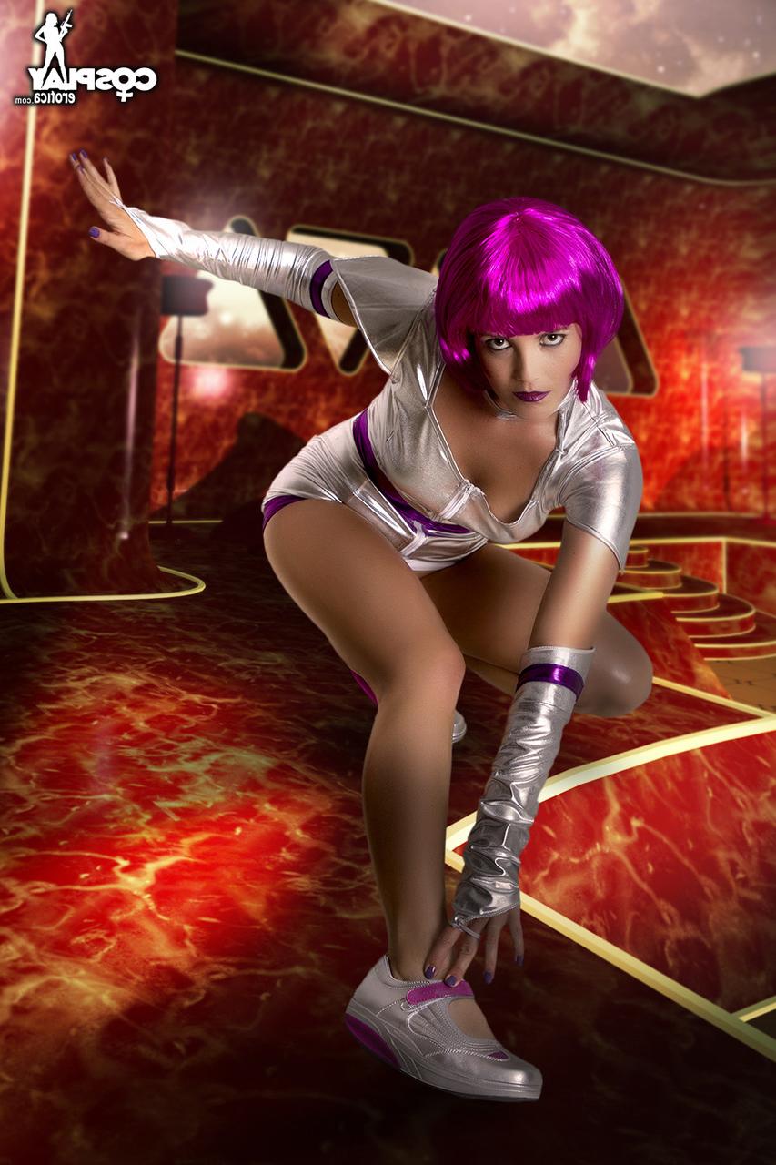 12P Garota solo libera seu corpo duro do traje de cosplay antes de separar sua buceta