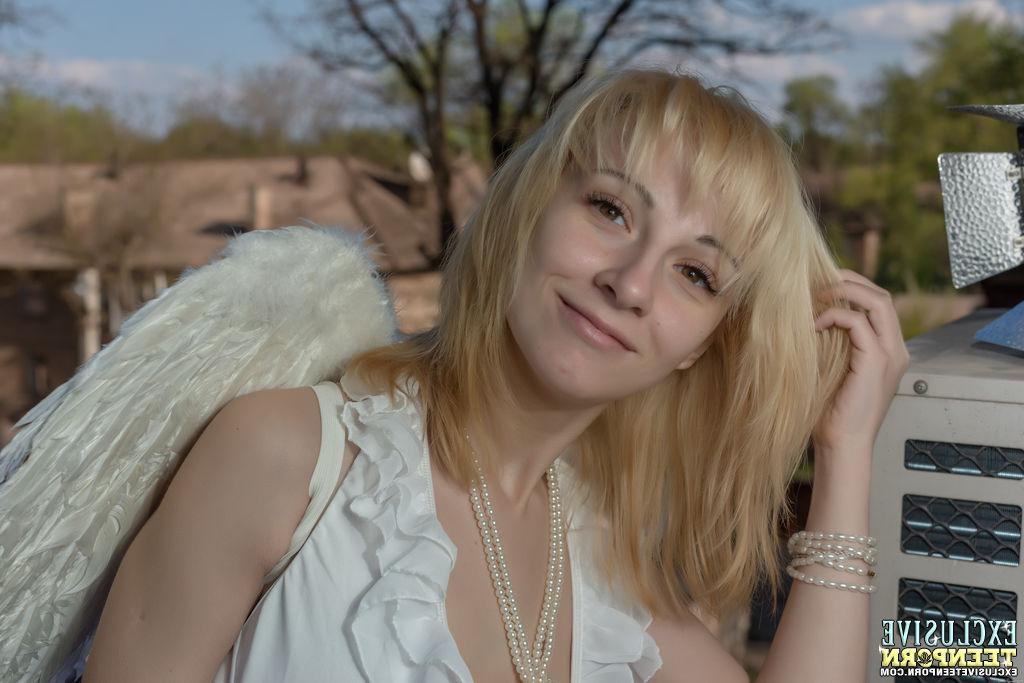 20P Die engelhafte blonde Teenagerin Sova spreizt bei Solo-Action ihren engen Schlitz mit dem Finger