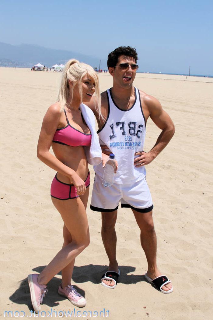 16P La bimbo blonde Kenzi Marie ramène chez elle un beau mec qu'elle a rencontré sur la plage