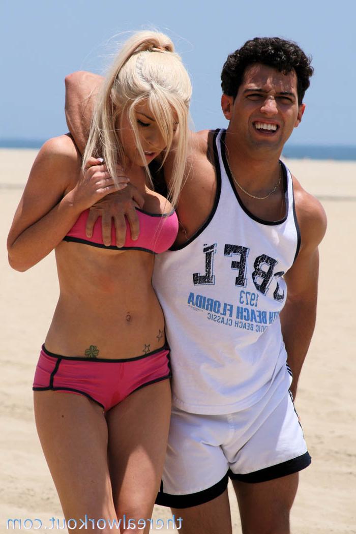 16P La bimbo blonde Kenzi Marie ramène chez elle un beau mec qu'elle a rencontré sur la plage