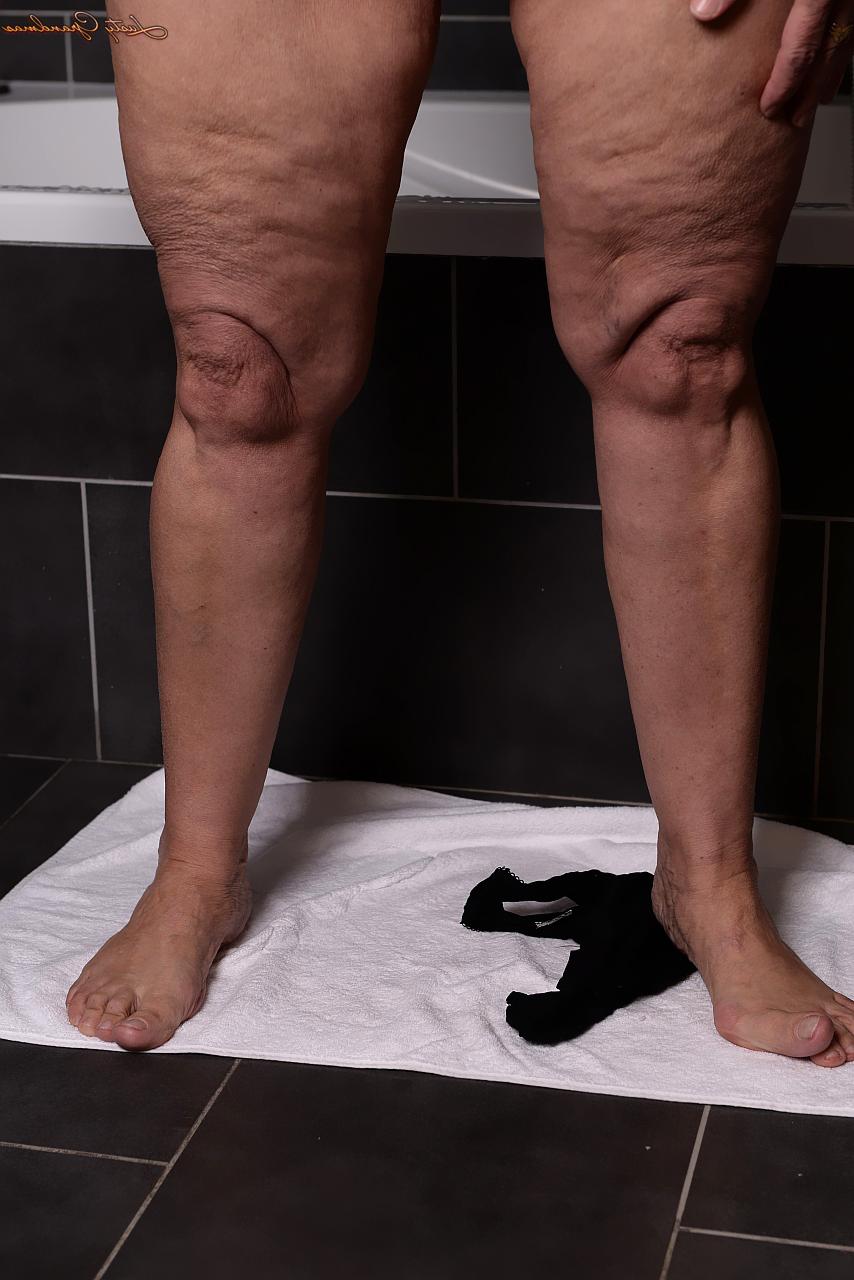 16P La abuela gorda de pelo corto Margo T se desnuda, se ducha y se burla con sus grandes naturales