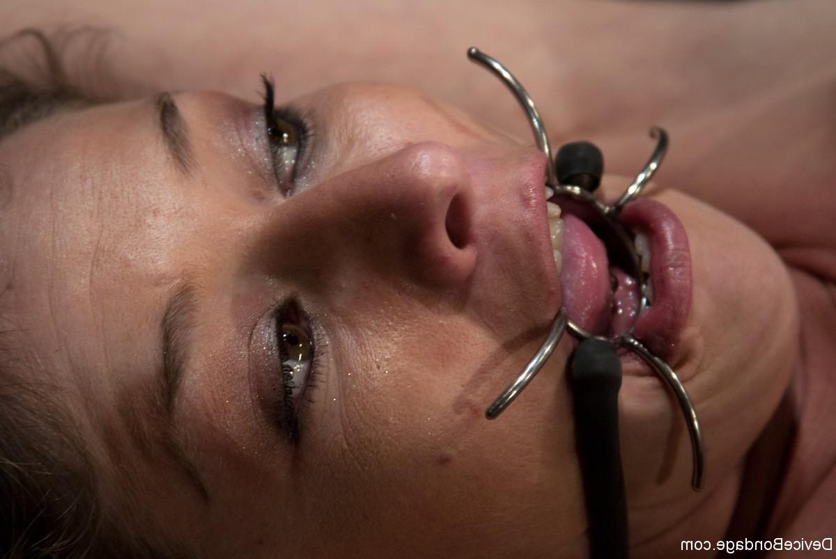 20P Latina MILF Felony faz seus buracos brincarem enquanto está amarrada a uma construção de metal