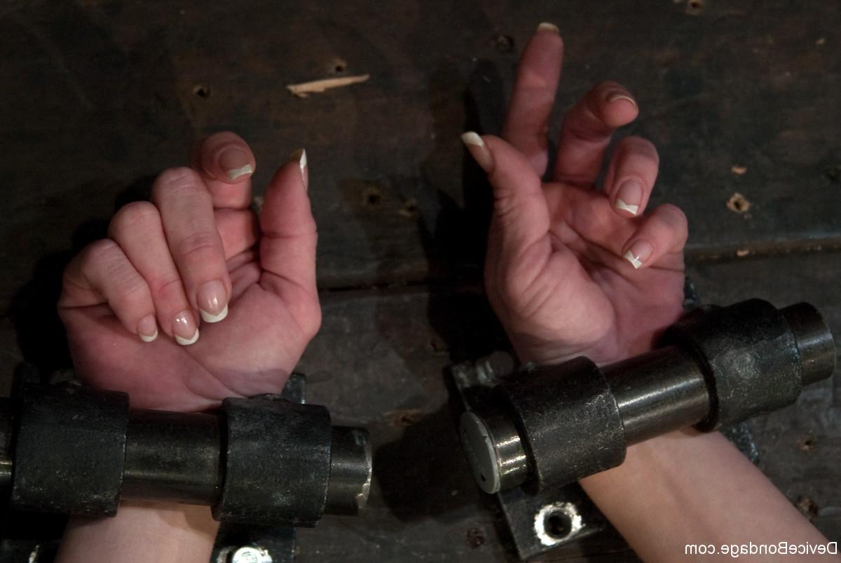 20P Latina MILF Felony faz seus buracos brincarem enquanto está amarrada a uma construção de metal