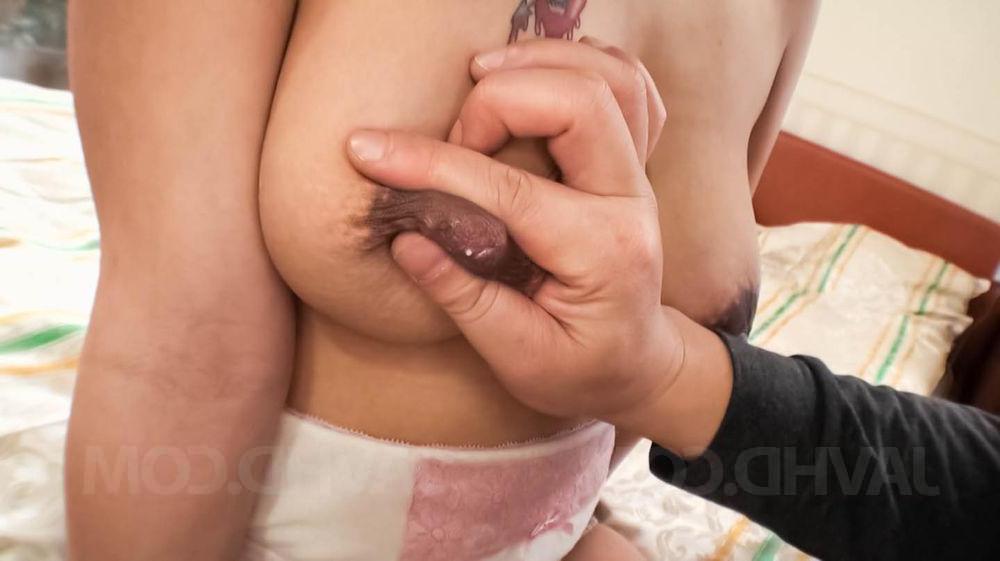 12P A japonesa peituda Tomomi faz sexo oral enquanto é masturbada