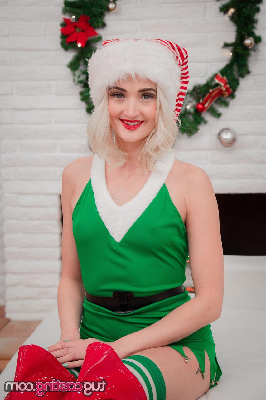 20P La rubia americana Zoe Sparx se frota una bonita polla blanca en una acción de cosplay en POV