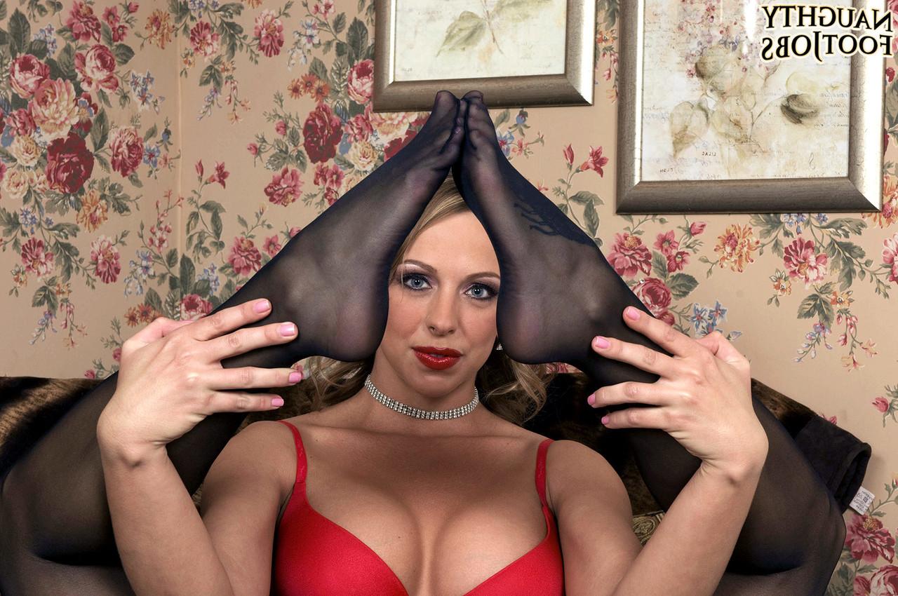 17P La sexy rubia Brianna Beach termina con esperma con los pies descalzos